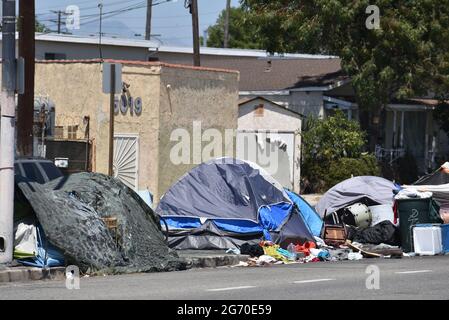 Los Angeles, CA USA - 30. Juni 2021: Obdachlosenlager vor Häusern am Venice Boulevard am westlichen Ende von Los Angeles Stockfoto