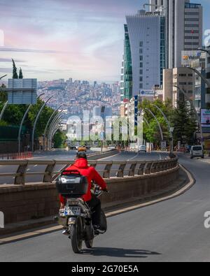 Ankara, Türkei-Mai 23 2021: Leicht verschwommene Rückansicht des Motorradfahrers, der während einer Pandemie außerhalb der Hauptverkehrszeiten unterwegs war und sich in der Nähe der Stadt aufgab Stockfoto