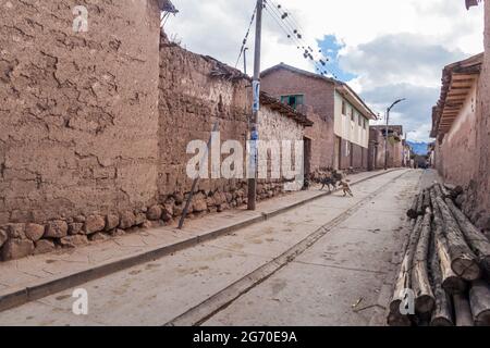 Straße mit traditionellen lehmziegelhäusern im Dorf Maras, Peru Stockfoto