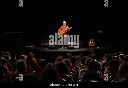 Malaga, Spanien. Juli 2021. Der spanische Musiker Kiko Veneno spielt live auf der Bühne während des Terral Festivals 2021 im Cervantes Theater. Vom 5. Bis 31. Juli begrüßt das Cervantes Theater das Sommermusikfestival „Terral“ mit Konzerten und Shows, die von renommierten Künstlern wie Noa, Ainhoa Arteta oder Salvador Sobral unter anderen aufgeführt werden. Alle Konzerte werden unter Sicherheitsmaßnahmen und Kapazitätsbegrenztheit als Vorsichtsmaßnahme gegen Covid19 auftreten. Kredit: SOPA Images Limited/Alamy Live Nachrichten Stockfoto