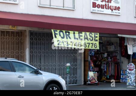 Los Angeles, CA USA - 13. August 2020: Viele Geschäfte sind im Los Angeles Fashion District nach Coronavirus-Sperren zu vermieten Stockfoto