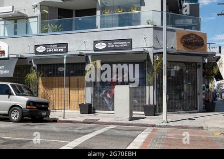 Los Angeles, CA USA - 13. August 2020: Viele Geschäfte im Los Angeles Fashion District konnten nach der Sperrung durch Coronaviren nicht wieder eröffnet werden Stockfoto