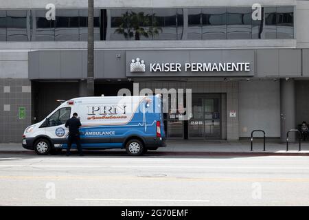 Los Angeles, CA USA - 1. Mai 2021: Ein Krankenwagen vor dem Kaiser Hospital in Los Angeles Stockfoto