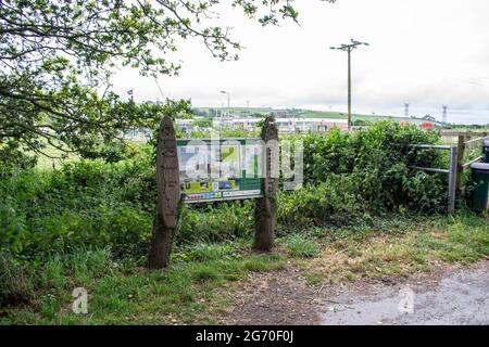 INSTOW, DEVON, ENGLAND- 25. Juni 2021: Yelland Power Station Tarka Trail Schild in Instow Stockfoto