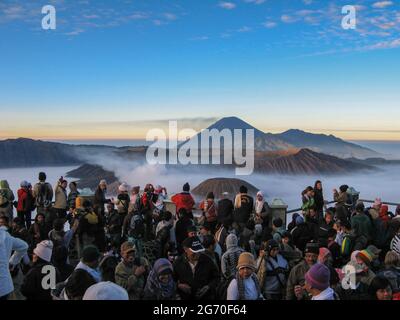 Mount Bromo, Indonesien - 19. Juli 2009: Überfüllter Blickpunkt kurz nach Sonnenaufgang im idyllischen Volkano Park Stockfoto