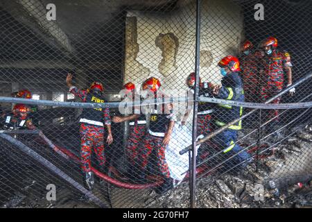 Narayanganj, Bangladesch. Juli 2021. (210709) -- NARAYANGANJ (BANGLADESCH), 9. Juli 2021 (Xinhua) -- Feuerwehrleute arbeiten am 9. Juli 2021 auf der Feuerstelle einer Saftfabrik in Narayanganj am Stadtrand von Dhaka, Bangladesch. Mindestens 52 Menschen sind gestorben, als ein riesiges Feuer einen zweiten Tag lang in der Saftfabrik in Narayanganj wütete. (Xinhua) Quelle: Xinhua/Alamy Live News Stockfoto