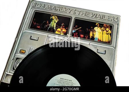 Reggae-Künstler, Bob Marley und das Wailers-Musikalbum auf Vinyl-LP. Titel: Babylon by Bus Albumcover Stockfoto