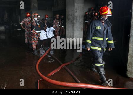 Narayanganj, Bangladesch. Juli 2021. (210709) -- NARAYANGANJ (BANGLADESCH), 9. Juli 2021 (Xinhua) -- Feuerwehrleute arbeiten am 9. Juli 2021 auf der Feuerstelle einer Saftfabrik in Narayanganj am Stadtrand von Dhaka, Bangladesch. Mindestens 52 Menschen sind gestorben, als ein riesiges Feuer einen zweiten Tag lang in der Saftfabrik in Narayanganj wütete. (Xinhua) Quelle: Xinhua/Alamy Live News Stockfoto