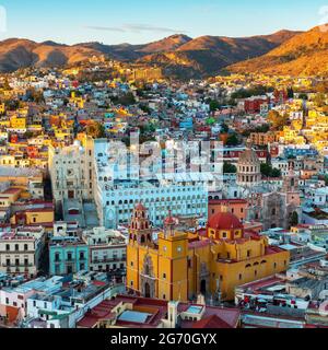 Stadtbild von Guanajuato bei Sonnenuntergang mit der Basilika unserer Lieben Frau von Guanajuato, Mexiko. Quadratisches Format. Stockfoto