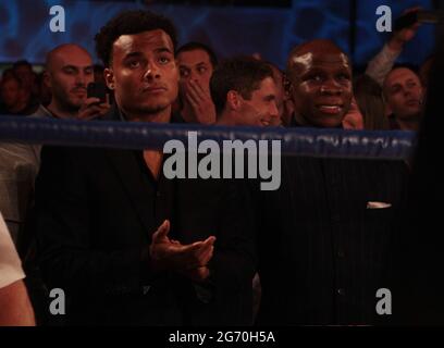 Datei-Foto vom 07/07/12 von Chris Eubank Senior (rechts) und Sohn Sebastian, der Chris Eubank Jr in der Hand Arena, Clevedon, North Somerset beobachtet. Sebastian Eubank, der drittälteste der fünf Kinder des Boxers Chris Eubank, starb am Freitagmorgen in Dubai, Tage vor seinem 30. Geburtstag. Ausgabedatum: Freitag, 9. Juli 2021. Stockfoto