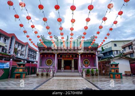 Labuan, Malaysia - 5. April 2021: Der älteste chinesische Tempel, bekannt als Kwang Fook Kong oder Guang Fu Gong Tempel, befindet sich in der Innenstadt von Labuan. Stockfoto