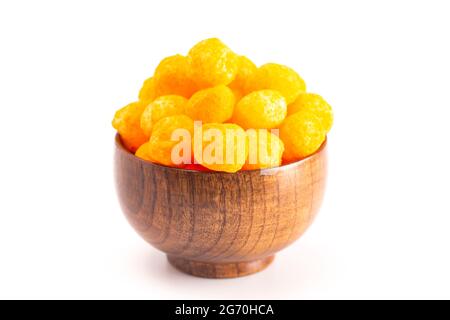 Mit Käse überzogene Kugelsnacks isoliert auf weißem Hintergrund Stockfoto