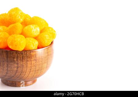 Mit Käse überzogene Kugelsnacks isoliert auf weißem Hintergrund Stockfoto