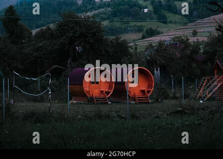 Hölzerne Schlaffässer, um die Nacht auf einem Campingplatz zu verbringen Stockfoto