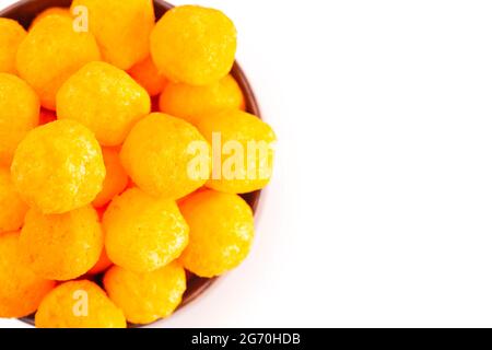 Mit Käse überzogene Kugelsnacks isoliert auf weißem Hintergrund Stockfoto