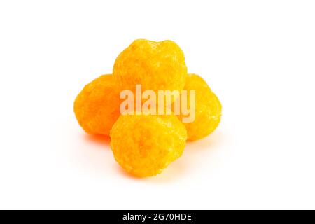 Ein kleiner Haufen von mit Käse überzogenen Ball-Snacks auf weißem Hintergrund Stockfoto