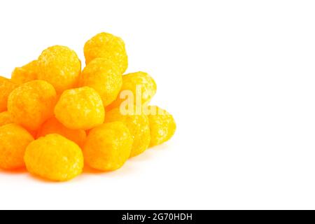 Mit Käse überzogene Kugelsnacks isoliert auf weißem Hintergrund Stockfoto