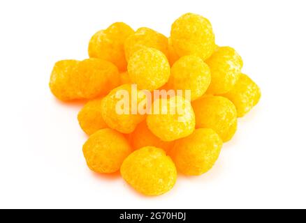 Mit Käse überzogene Kugelsnacks isoliert auf weißem Hintergrund Stockfoto