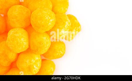 Mit Käse überzogene Kugelsnacks isoliert auf weißem Hintergrund Stockfoto