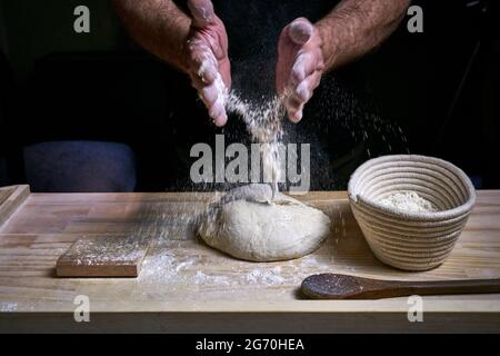 Nahaufnahme von Menschenhänden, die Sauerteig-Brot kneten Stockfoto