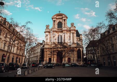 PARIS, FRANKREICH - 06. Feb 2020: Eine wunderschöne Landschaftsaufnahme der historischen Architektur von Paris Stockfoto