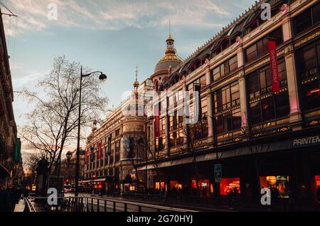 PARIS, FRANKREICH - 06. Feb 2020: Eine wunderschöne Landschaftsaufnahme der historischen Architektur von Paris Stockfoto