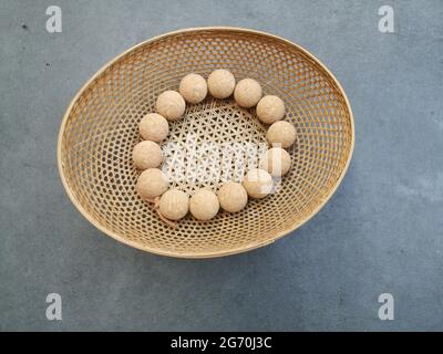 Draufsicht auf kleine puteneier im braunen Korb Stockfoto
