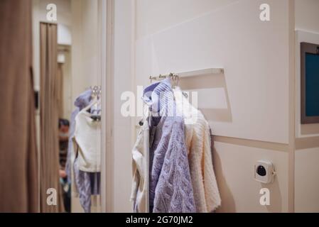 Einrichtung im Modeboutique, Umkleidezimmer Stockfoto