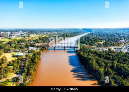 Hohe Luftaufnahmen über dem Nepean River im Westen Sydneys - Tor zu den Blue Mountains zwischen Penrith und Emu Plains. Stockfoto