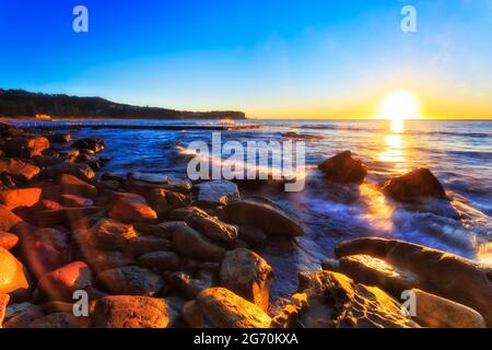 Malerischer, farbenfroher Sonnenaufgang am Newport Beach von Sydney Nordstrände in Australien - Pazifikküste. Stockfoto