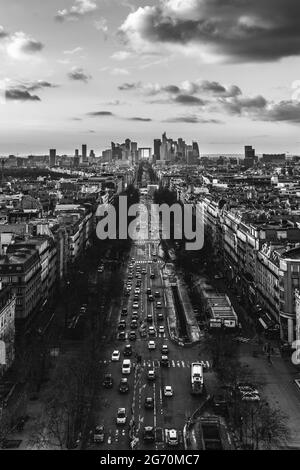 Vertikale Graustufenaufnahme des Stadtbildes von Paris in Frankreich an einem bewölkten Tag Stockfoto