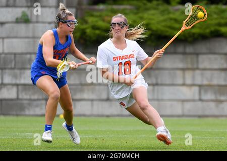 Syracuse, NY, USA. Mai 2021. Die Syracuse Orange-Angreiferin Meaghan Tyrrell (18) weicht in der ersten Hälfte eines NCAA-Viertelfinalspiels für Damen im SU Soccer Stadium in Syracuse, NY, am Samstag, den 22. Mai 2021, dem Tor gegen die Verteidigung von Kaitlyn Dabkowski (33), dem Verteidiger von Florida Gators, aus. Syracuse gewann 17:11. Rich Barnes/CSM/Alamy Live News Stockfoto