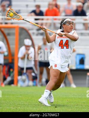 Syracuse, NY, USA. Mai 2021. Die Syracuse Orange-Angreiferin Emma ward (44) schießt den Ball gegen die Florida Gators während der zweiten Hälfte eines NCAA-Damen-Lacrosse-Turniers im Viertelfinale am Samstag, den 22. Mai 2021 im SU Soccer Stadium in Syracuse, NY. Syracuse gewann 17-11. Rich Barnes/CSM/Alamy Live News Stockfoto