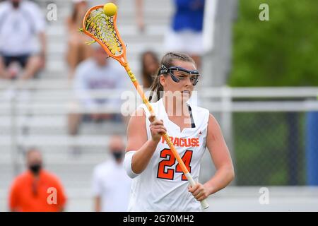 Syracuse, NY, USA. Mai 2021. Emma Tyrrell (24), Mittelfeldspielerin von Syracuse Orange, übergibt den Ball gegen die Florida Gators während der zweiten Hälfte eines NCAA-Damen-Lacrosse-Turnierquartalsspiels am Samstag, den 22. Mai 2021 im SU Soccer Stadium in Syracuse, NY. Syracuse gewann 17-11. Rich Barnes/CSM/Alamy Live News Stockfoto