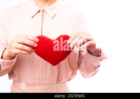 Herzgesundheit, Frau mit Herz in der Hand Stockfoto