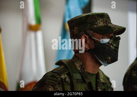 Bogota, Kolumbien. Juli 2021. Generalmajor Eduardo Zapateiro, Kommandant der kolumbianischen Nationalarmee, nimmt an einer Pressekonferenz Teil, die live unter Beteiligung von Kolumbianern an der Tötung des haitianischen Präsidenten Jovenel Moise am 9. Juli 2021 in Bogota, Kolumbien, übertragen wurde. Kredit: Long Visual Press/Alamy Live Nachrichten Stockfoto