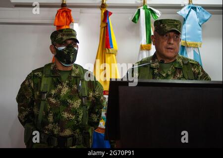 Bogota, Kolumbien. Juli 2021. Der kolumbianische Generalmajor Eduardo Zapateiro (links) und der kolumbianische General Luis Fernando Navarro (sprechen) wurden während einer Pressekonferenz, die am 9. Juli 2021 in Bogota, Kolumbien, unter Beteiligung der Kolumbianer am Mord an dem haitianischen Präsidenten Jovenel Moise, live übertragen wurde. Kredit: Long Visual Press/Alamy Live Nachrichten Stockfoto