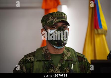 Bogota, Kolumbien. Juli 2021. Generalmajor Eduardo Zapateiro, Kommandant der kolumbianischen Nationalarmee, nimmt an einer Pressekonferenz Teil, die live unter Beteiligung von Kolumbianern an der Tötung des haitianischen Präsidenten Jovenel Moise am 9. Juli 2021 in Bogota, Kolumbien, übertragen wurde. Kredit: Long Visual Press/Alamy Live Nachrichten Stockfoto