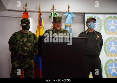 Bogota, Kolumbien. Juli 2021. Der kolumbianische Generalmajor Eduardo Zapateiro (links) und General Luis Fernando Navarro (im Gespräch) und der Generalmajor der kolumbianischen Polizei Jorge Luis Vargas bei einer Pressekonferenz, die live unter Beteiligung der Kolumbianer an der Tötung des haitianischen Präsidenten Jovenel Moise am 9. Juli 2021 in Bogota, Kolumbien, übertragen wurde. Kredit: Long Visual Press/Alamy Live Nachrichten Stockfoto