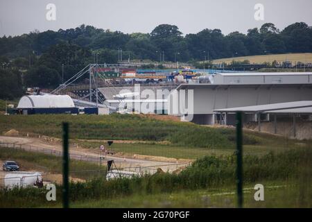 West Hyde, Großbritannien. Juli 2021. Der Standort des Südportals für den Tunnelabschnitt Chiltern der Hochgeschwindigkeitsstrecke HS2. HS2 Ltd hat den Start der zweiten 2,000-Tonnen-Tunnelbohrmaschine (TBM) bekannt gegeben, die Cecilia nach der Astronomin und Astrophysikerin Cecilia Payne-Gaposchkin benannt wurde, um einen zweiten 10-Meilen-Tunnel unter den Chilterns auszugraben. Kredit: Mark Kerrison/Alamy Live Nachrichten Stockfoto