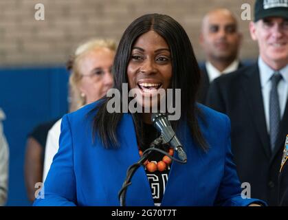 Das Mitglied des Stadtrats und die Nominierte der Demokratischen Partei für das Amt der Präsidentin des Bronx Borough, Vanessa Gibson, spricht während der Medienbesprechung am Samstagabend-Licht-Programm im Boys Club of New York. Das Programm Saturday Night Lights beginnt am 10. Juli und wird das ganze Jahr über fortgesetzt. Die Stadt investierte 5 Millionen in dieses Programm. Jeden Samstag, von 5 bis 9 Uhr, können Kinder von 11 bis 18 Jahren eine Reihe von Indoor-Sportarten genießen, darunter Basketball, Fußball, Volleyball, Tanz, Kampfkunst und vieles mehr. (Foto von Lev Radin/Pacific Press) Stockfoto