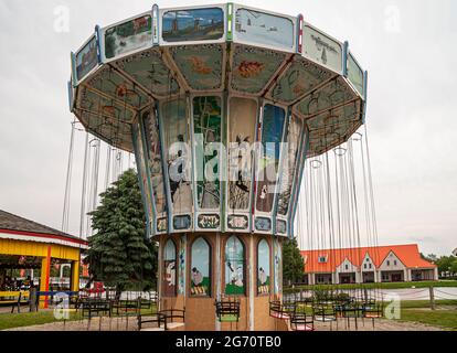 Holland, MI, USA - 8. Juni 2008: Nelis Dutch Village. Die musikalische Pendelmühle ist mit Szenerien aus den ganzen Niederlanden geschmückt. Anderes Gebäude Stockfoto