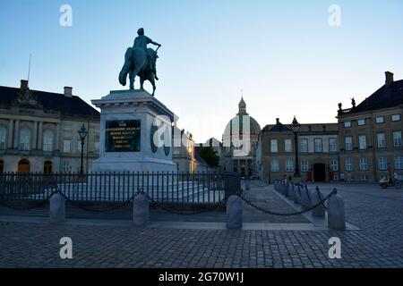 Kopenhagen, Dänemark - Juli 2021: Monumentale Reiterstatue des Gründers Amalienborgs, König Friedrich V., auf dem zentralen Platz von Amalienborg Stockfoto