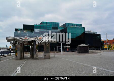 Kopenhagen, Dänemark - Juli, 2021: BLOX Building, ein einzigartiger städtischer Komplex, der als Stapel kompakter Würfel an der Hafenfront gebaut wurde. Stockfoto