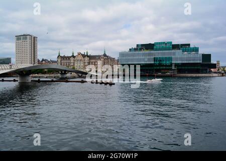 Kopenhagen, Dänemark - Juli, 2021: BLOX Building, ein einzigartiger städtischer Komplex, der als Stapel kompakter Würfel an der Hafenfront gebaut wurde. Stockfoto