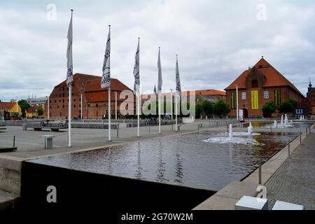 Kopenhagen, Dänemark - Juli 2021: Promenade mit Blick auf das Dänische Kriegsmuseum und das Brauhaus von Christian IV Stockfoto