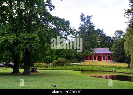 Kopenhagen, Dänemark - Juli 2021: Chinesisches Sommerhaus im Frederiksberg-Garten neben dem Schloss (Frederiksberg Slot) Stockfoto