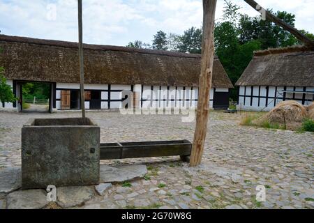 Lyngby, Dänemark - Juli 2021: Altes Bauernhaus stammt aus dem späten 17. Jahrhundert aus Østerlars, Bornholm, ausgestellt im Alten Dänemark, Freilichtmuseum Stockfoto