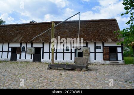 Lyngby, Dänemark - Juli 2021: Altes Bauernhaus stammt aus dem späten 17. Jahrhundert aus Østerlars, Bornholm, ausgestellt im Alten Dänemark, Freilichtmuseum Stockfoto