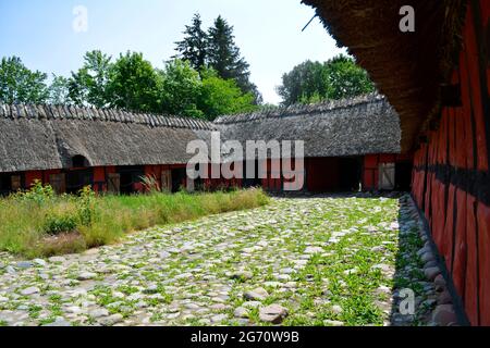 Lyngby, Dänemark - Juli 2021: Altes Bauernhaus aus True in der Nähe von Aarhus, ausgestellt im Alten Dänemark, Freilichtmuseum (Frilandsmuseet) Stockfoto